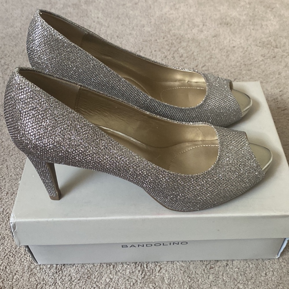 Bandolino Raina Gold peep toe heel 9.5. Brand new in box.